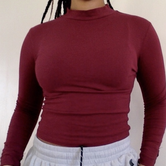 MAROON TURTLENECK